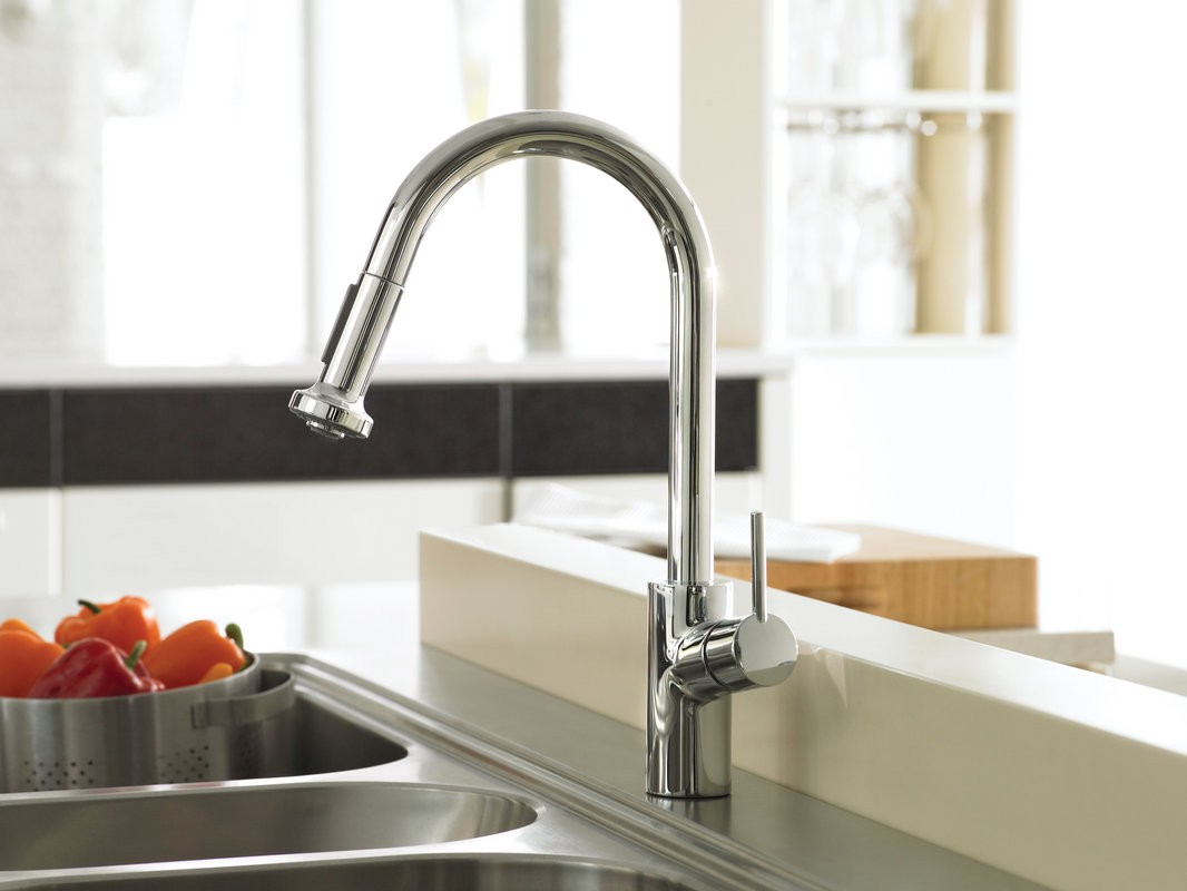 Single handle kitchen faucet